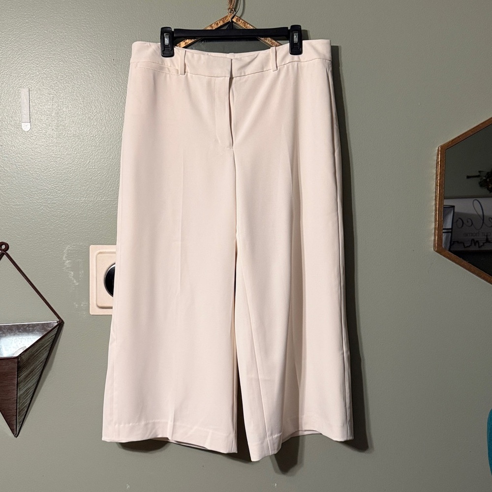 White House Black Market Cream Cropped Pants